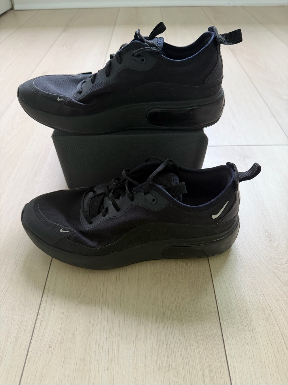 Nike Men’s Black Low-Profile Air-Cushion Sneakers